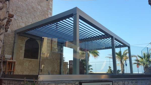 Биоклиматическая пергола для защиты от дождя и солнца